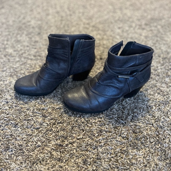 Womens BareTraps Rhapsody Cross Strap Ankle Boots, Mushroom - Picture 10 of 11